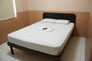 Standard Double Room | Desk, bed sheets