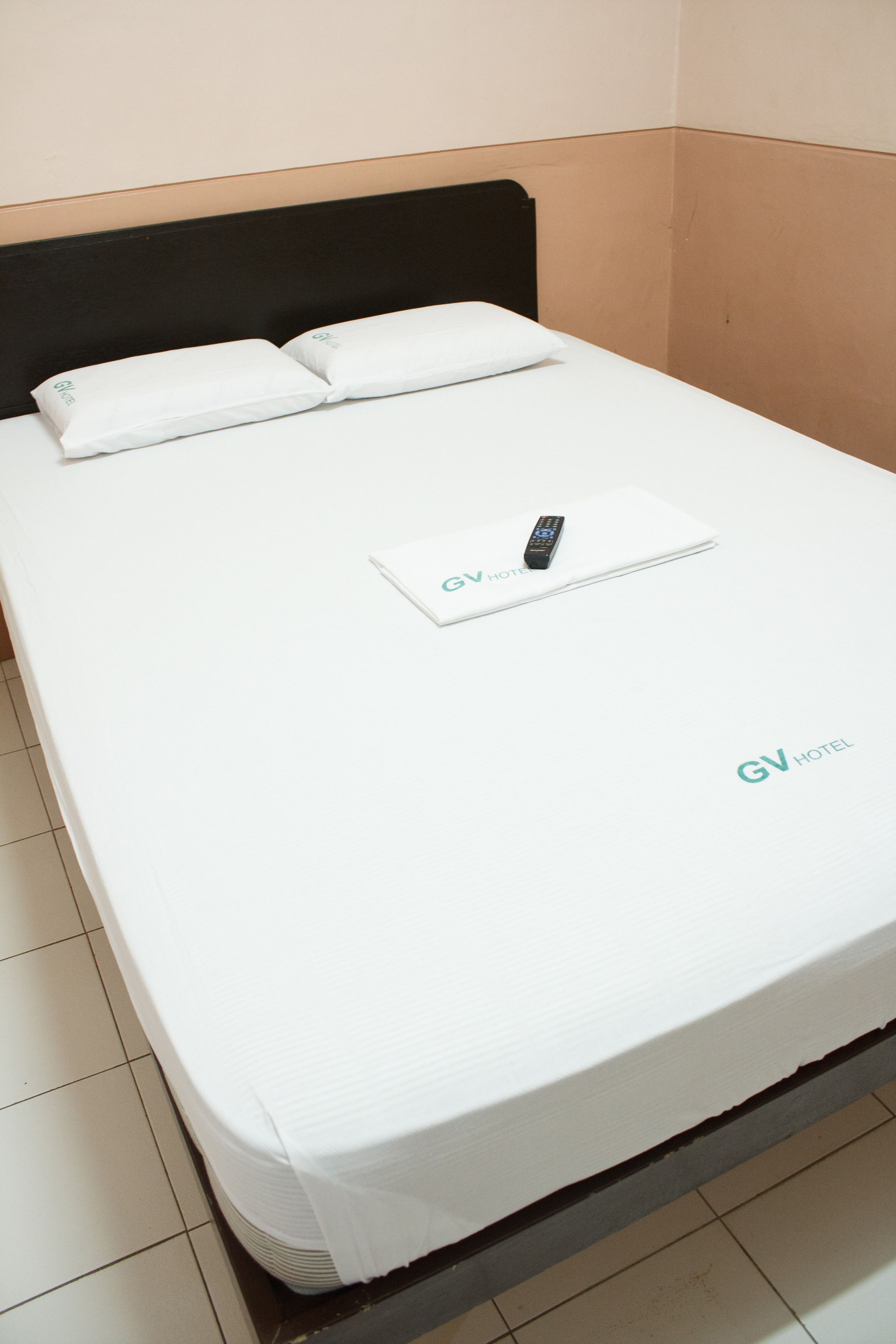 مكتب وملاءات أسرّة