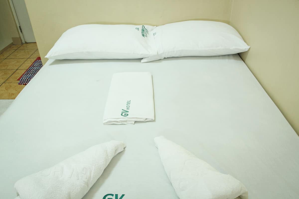 Escritorio y ropa de cama