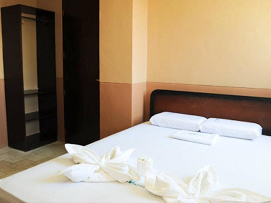 Een bureau, beddengoed