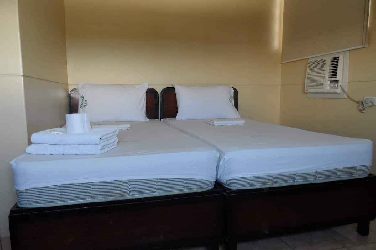 Standard Twin Room | Desk, bed sheets