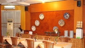 Phục vụ bữa sáng, bữa trưa và bữa tối 
