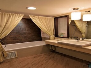 Habitació familiar | Bany | Articles de tocador gratuïts, assecador de cabells, tovalloles i sabó 