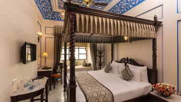 Minibar, caja de seguridad en la habitación y escritorio