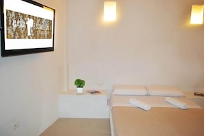 Cortinas opacas, camas supletorias, wifi gratis y ropa de cama