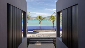 Un bâtiment moderne offrant une vue sur une plage et l’océan.