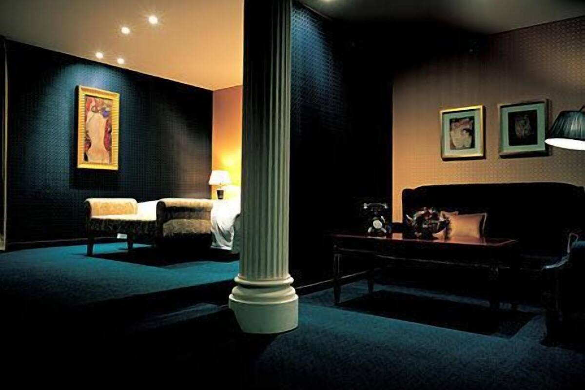 Royal Suite | Living area | Flat-screen TV