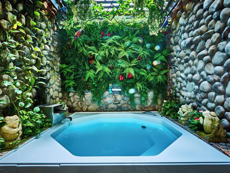 Indoor spa tub