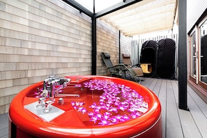Deluxe Double Room, 1 Queen Bed, Smoking | Bathroom | Combined shower/bathtub, deep-soaking bathtub, hair dryer, bathrobes - Hotel Balian Resort Yokohama Kannai - Adults Only (Yokohama)