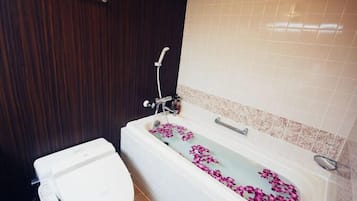 Bañera con ducha, bañera profunda, secador de pelo, batas