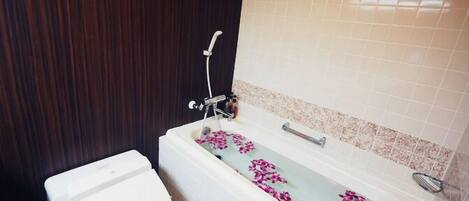 Ensemble baignoire-douche, baignoire profonde, séchoir à cheveux