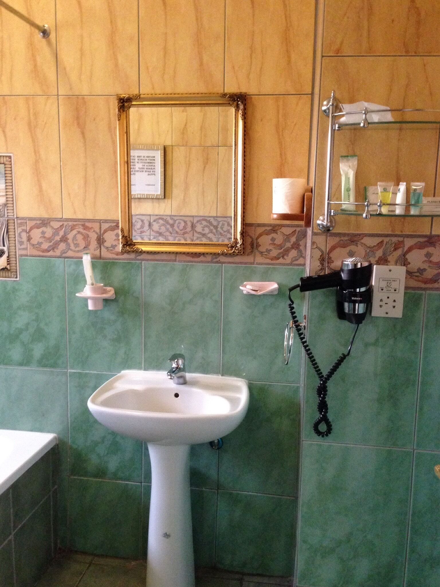 combined shower/bathtub, free toiletries, slippers, towels