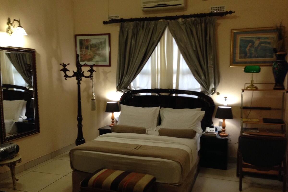 In-room safe, desk, free WiFi