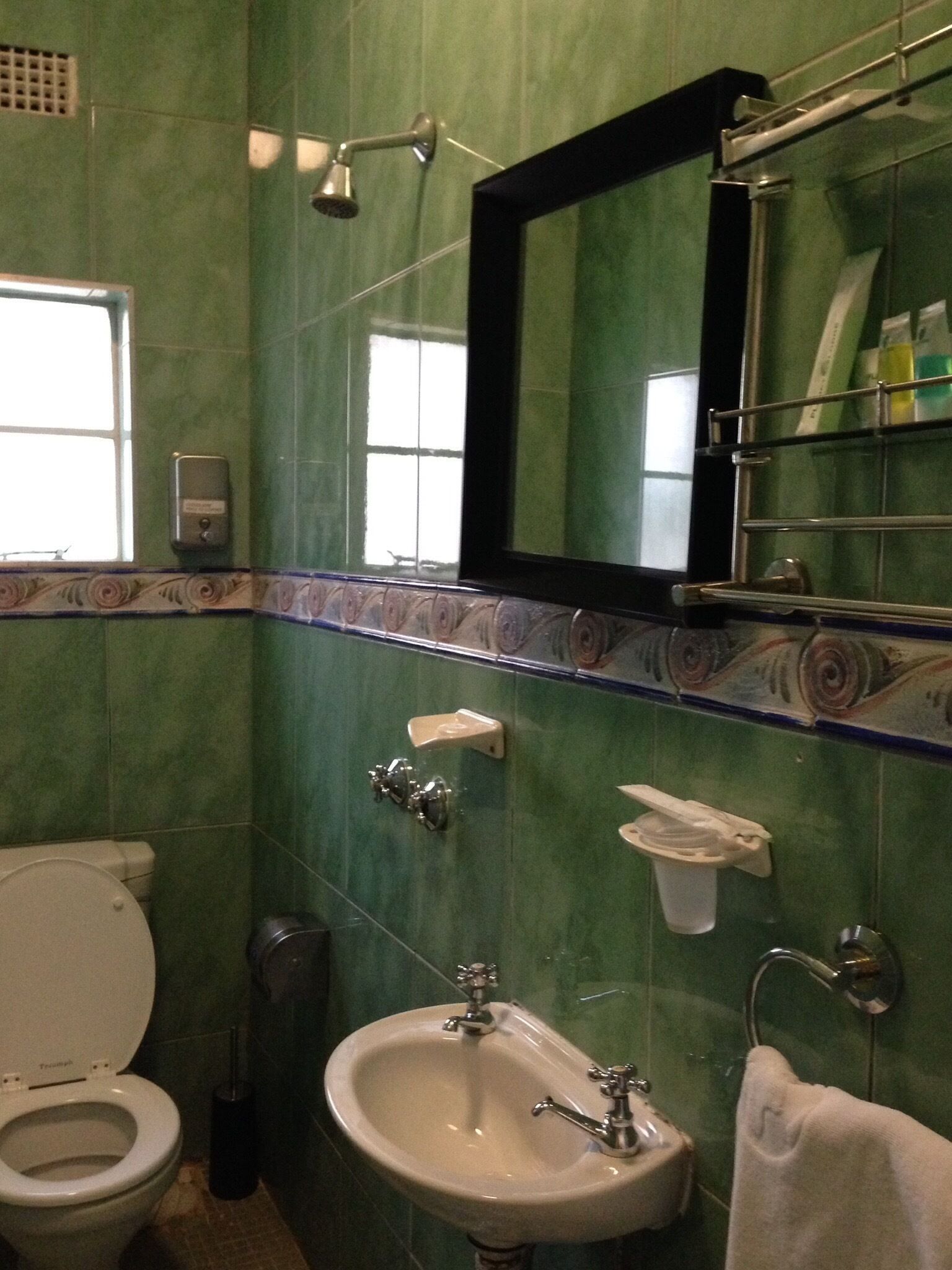 combined shower/bathtub, free toiletries, slippers, towels