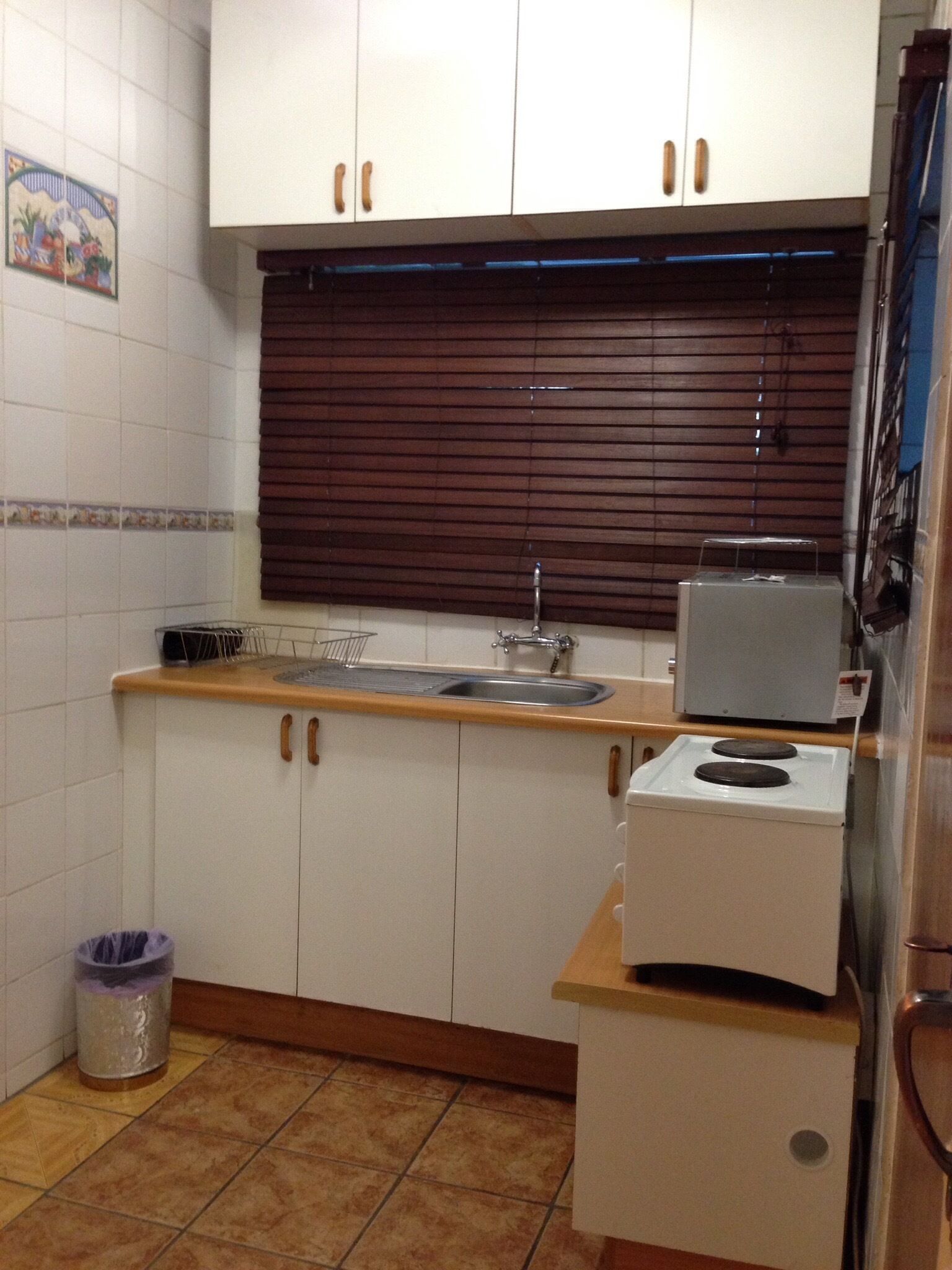 fridge, coffee/tea maker