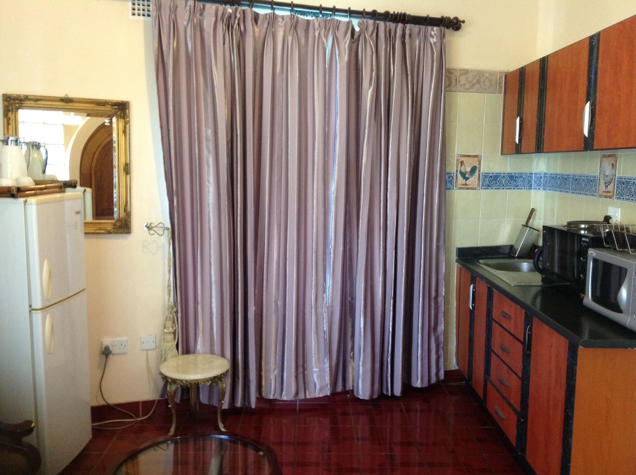 fridge, coffee/tea maker