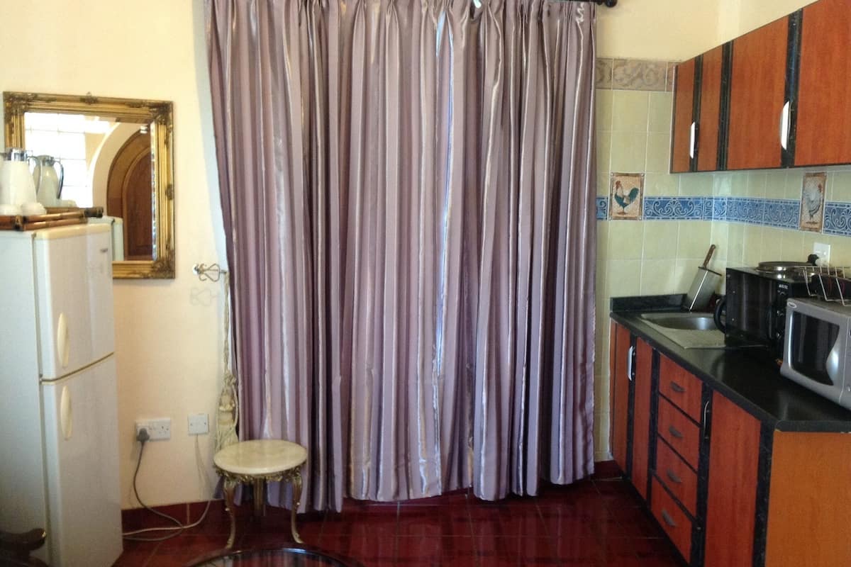 fridge, coffee/tea maker