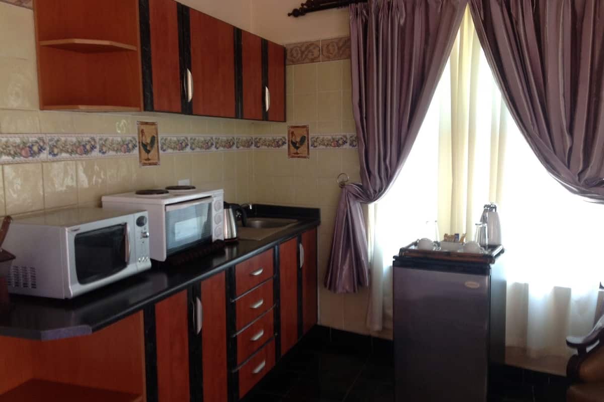 fridge, coffee/tea maker