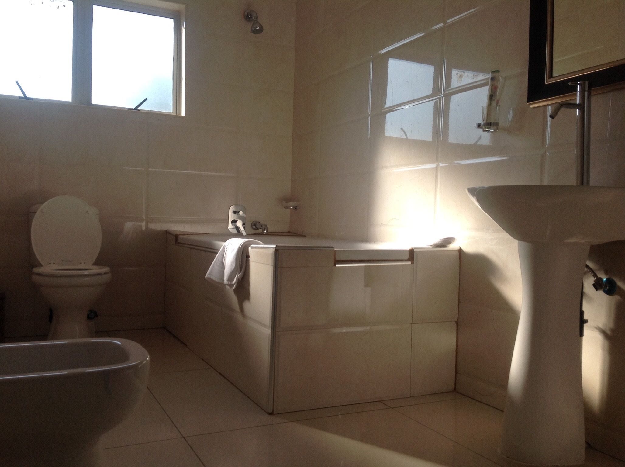 combined shower/bathtub, free toiletries, slippers, towels