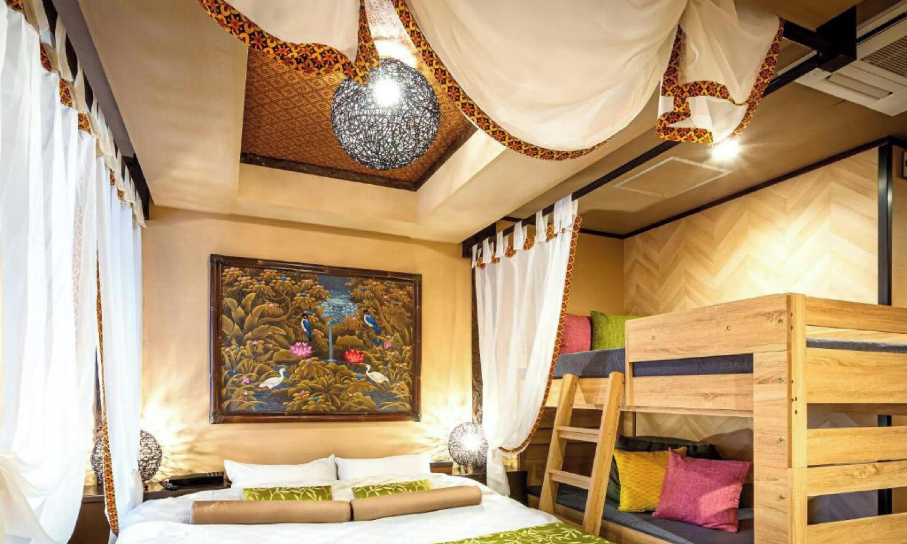 Vierpersoonskamer, niet-roken (Barian) | Donsdekens, een kluis op de kamer, een bureau, verduisterende gordijnen