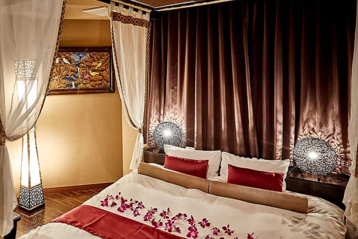 Pretty Type Room, Smoking | 1 bedroom, down comforters, in-room safe, desk