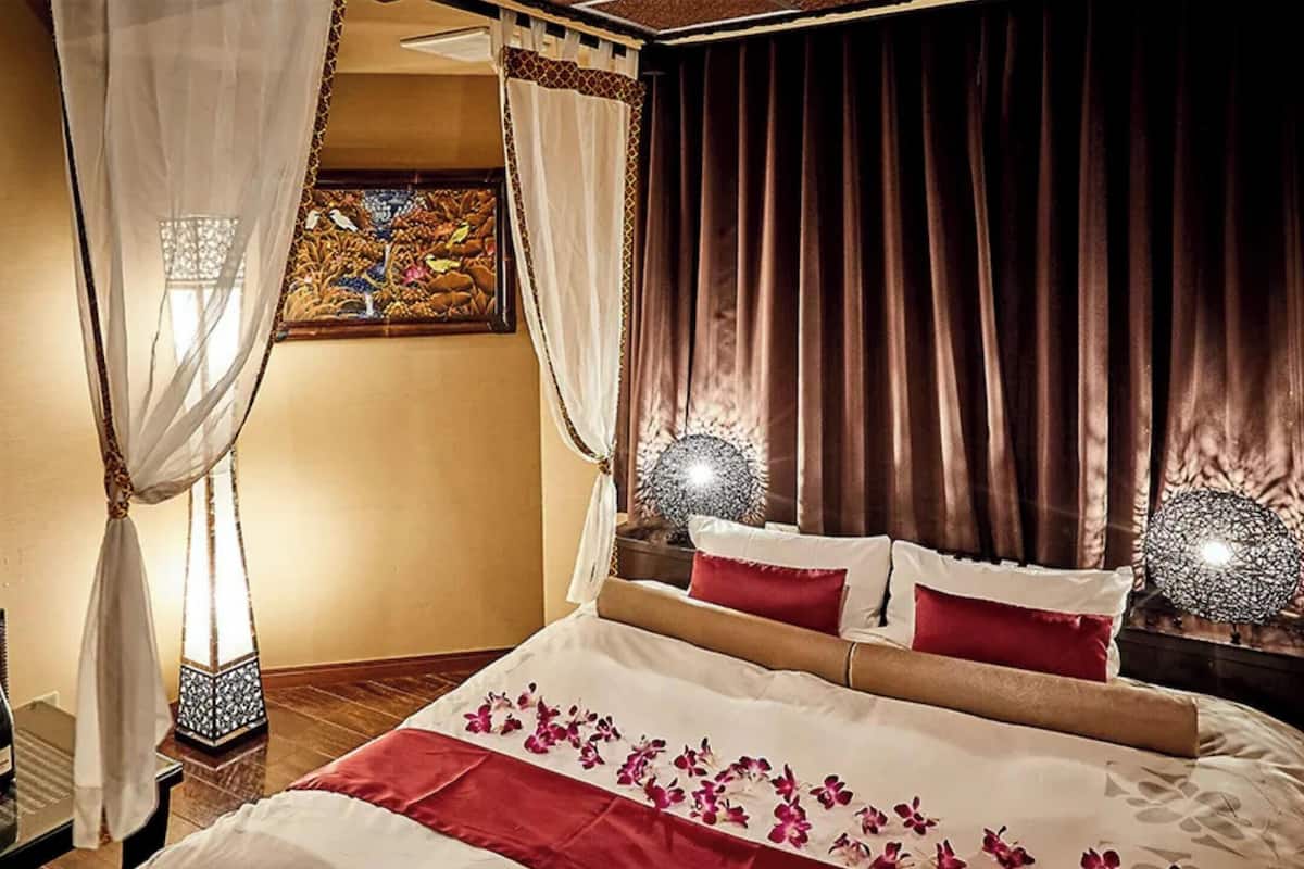 Down comforters, in-room safe, blackout drapes, soundproofing
