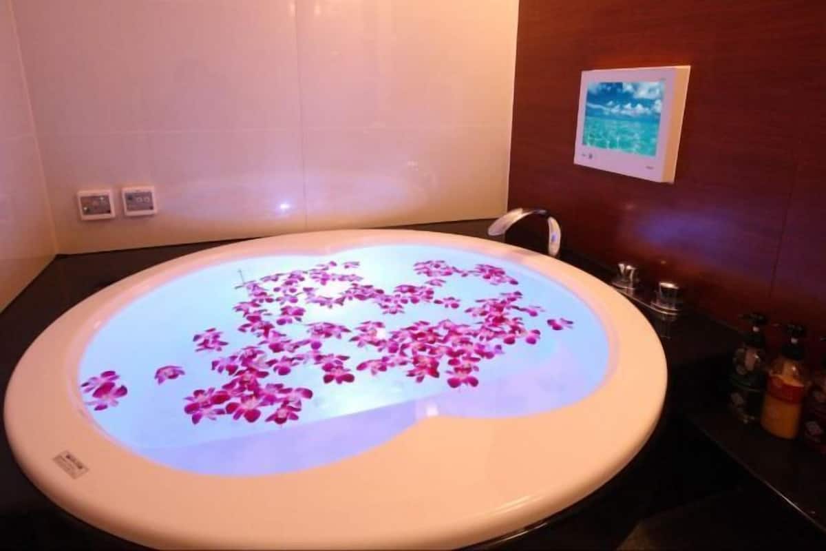Badewanne und Dusche (separat), Whirlpool, kostenlose Toilettenartikel