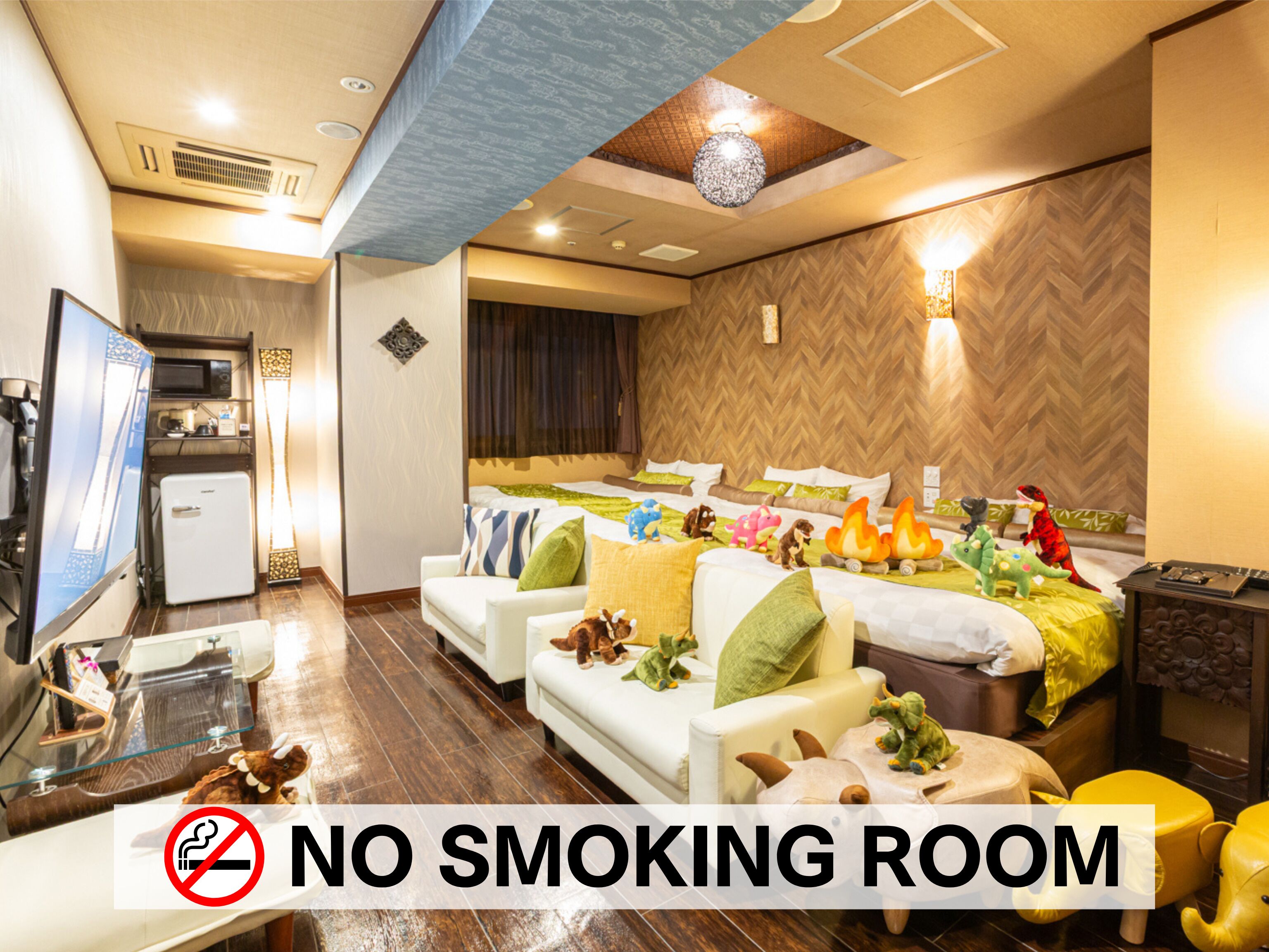 Familiekamer, Meerdere bedden, niet-roken (3 Double Beds) | Donsdekens, een kluis op de kamer, een bureau, verduisterende gordijnen