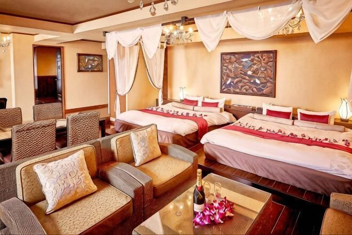 Down comforters, in-room safe, blackout drapes, soundproofing