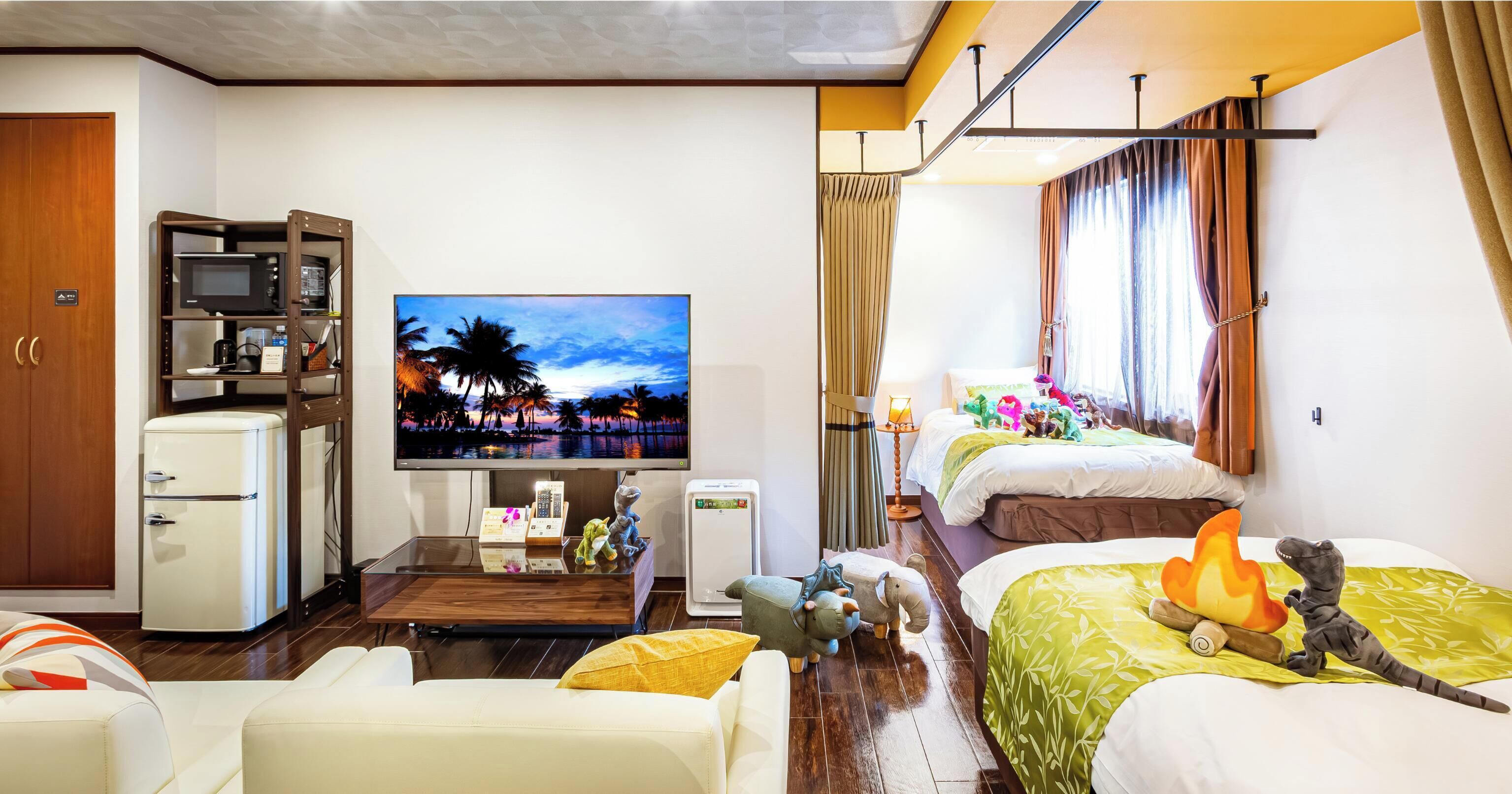 パーテーション付きファミリー ルーム ダブルベット 2 台＋シングルベット 禁煙 | 羽毛の掛け布団、セーフティボックス (室内)、デスク、遮光カーテン