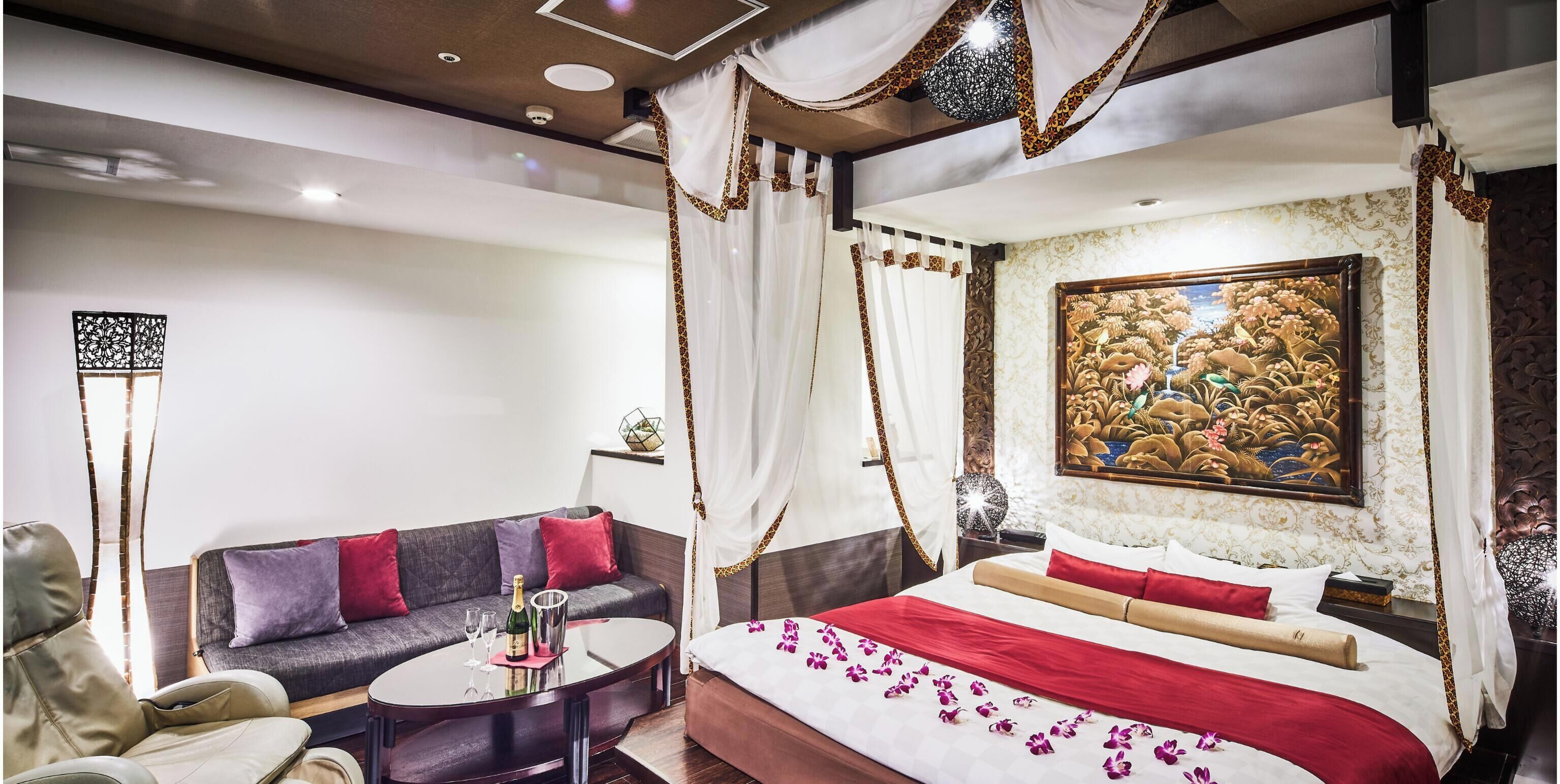 Deluxe tweepersoonskamer, roken (Check-in @15:00, Checkout @ Noon) | Donsdekens, een kluis op de kamer, een bureau, verduisterende gordijnen