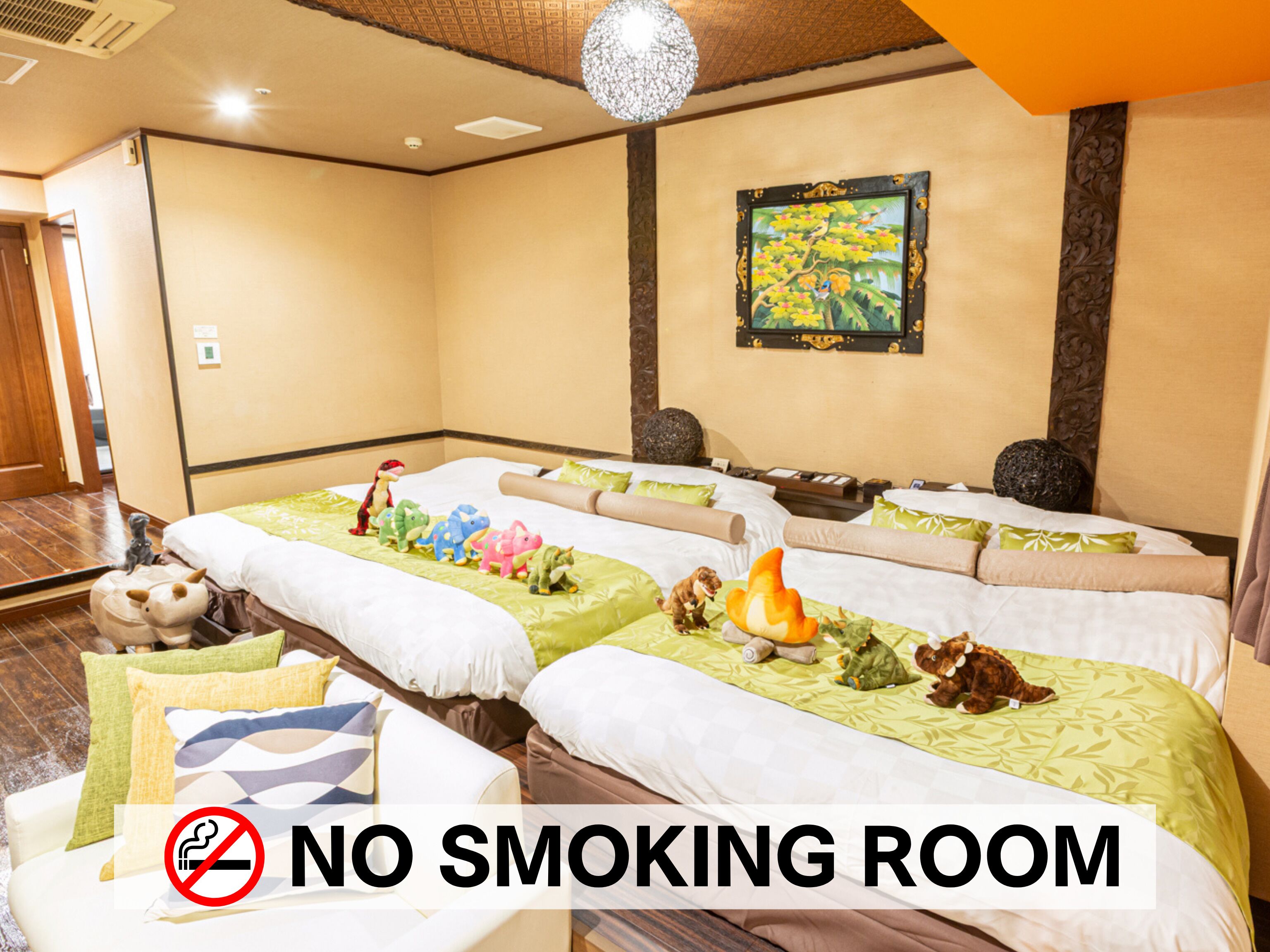 Familiekamer, Meerdere bedden, niet-roken (2 Double Beds + Single Bed) | Donsdekens, een kluis op de kamer, een bureau, verduisterende gordijnen