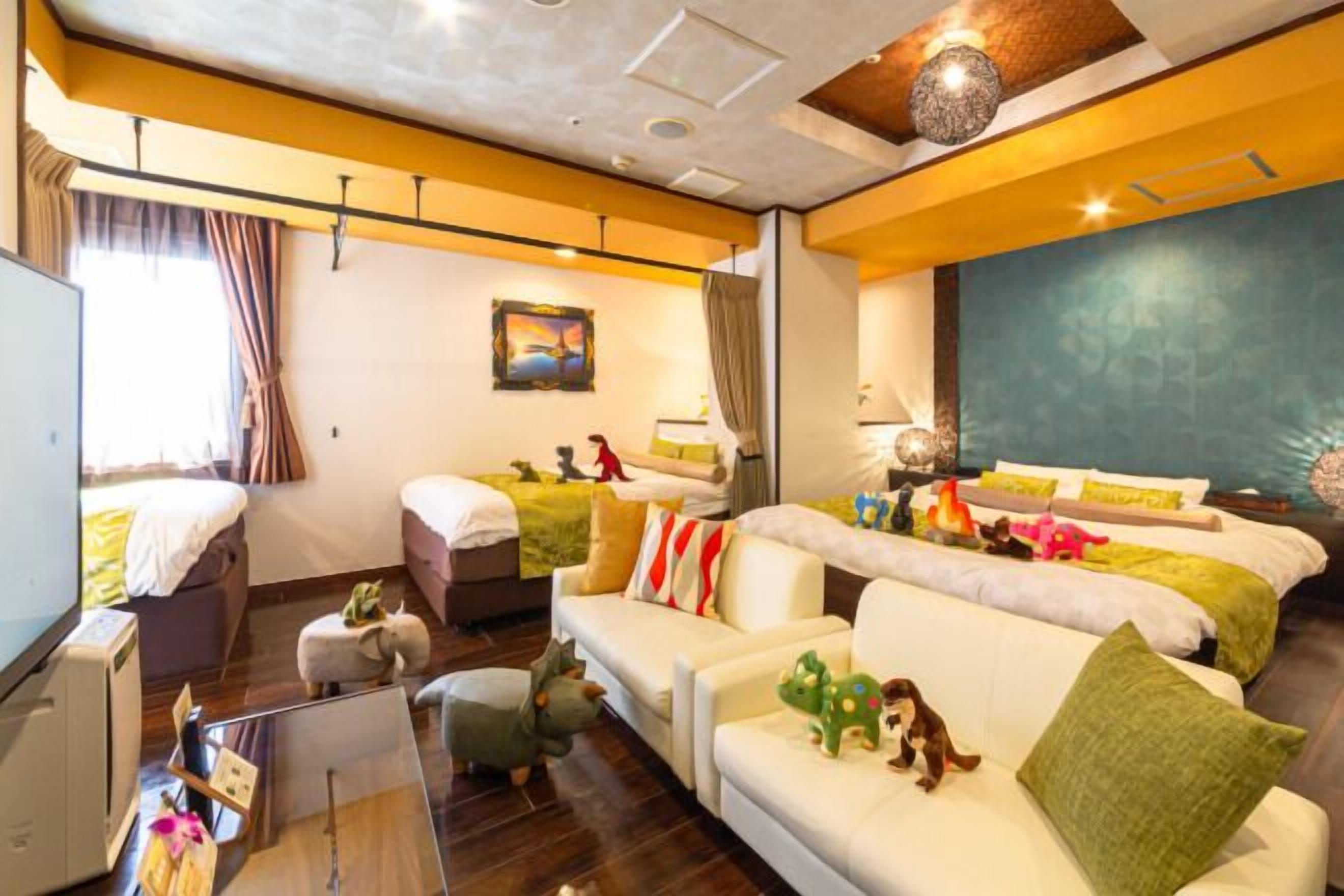 Donsdekens, een kluis op de kamer, een bureau, verduisterende gordijnen