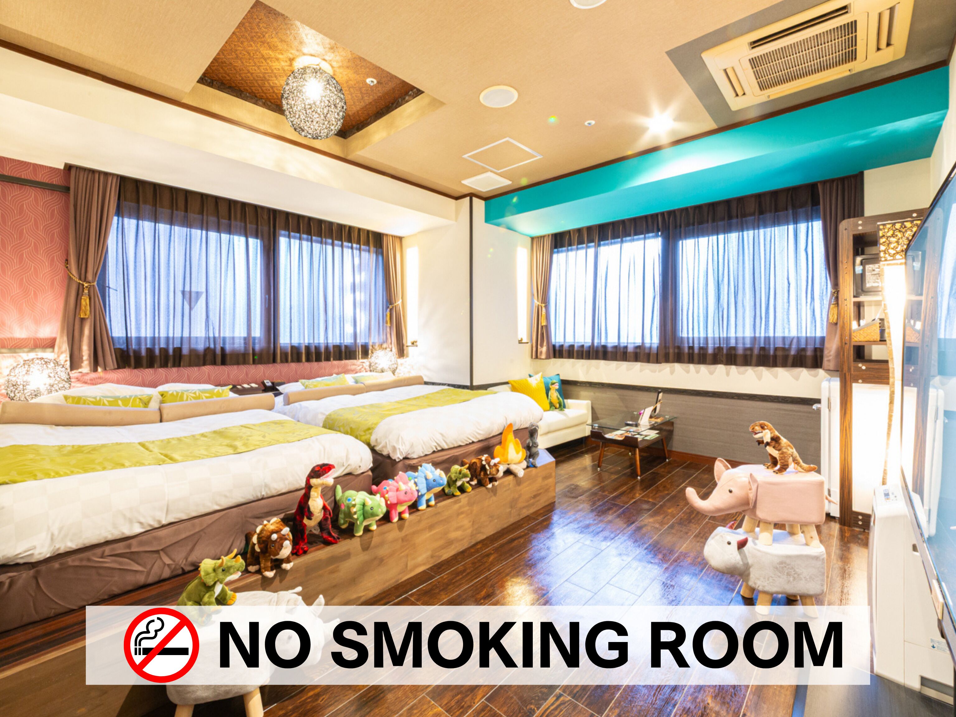 Familiekamer, 2 tweepersoonsbedden, niet-roken | Donsdekens, een kluis op de kamer, een bureau, verduisterende gordijnen