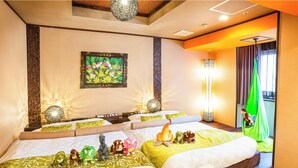 A hotel room with two beds, decorative pillows, a wall art piece, a hanging lamp, and a green bag. - Hotel BalianResort Chiba - Family Kids Group Concept (Chiba)