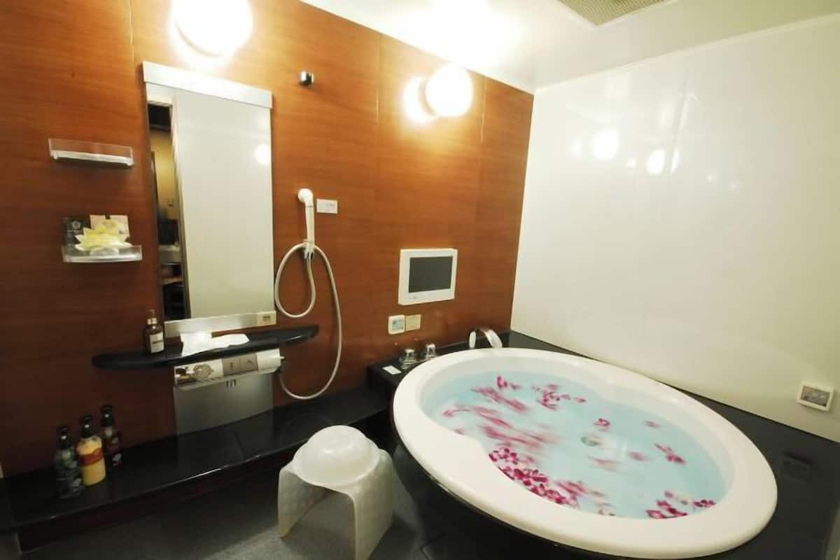 Badezimmer | Badewanne und Dusche (separat), Whirlpool, kostenlose Toilettenartikel
