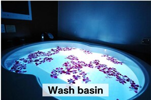 Bathtub dan shower terpisah dan bathtub dengan aliran air