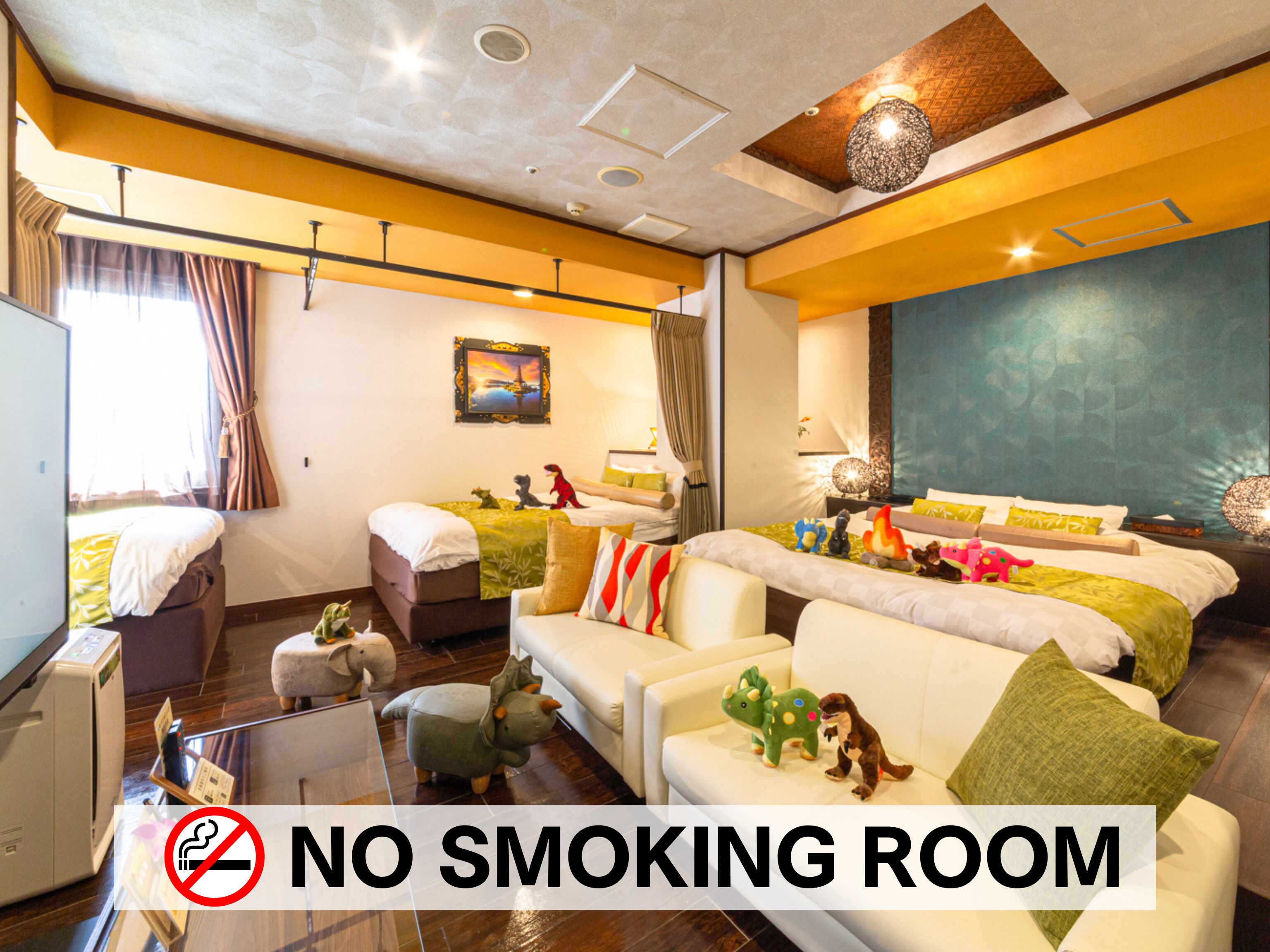 Familiekamer, Meerdere bedden, niet-roken (Curtain Divider, 2 Double + 1 Single) | Donsdekens, een kluis op de kamer, een bureau, verduisterende gordijnen