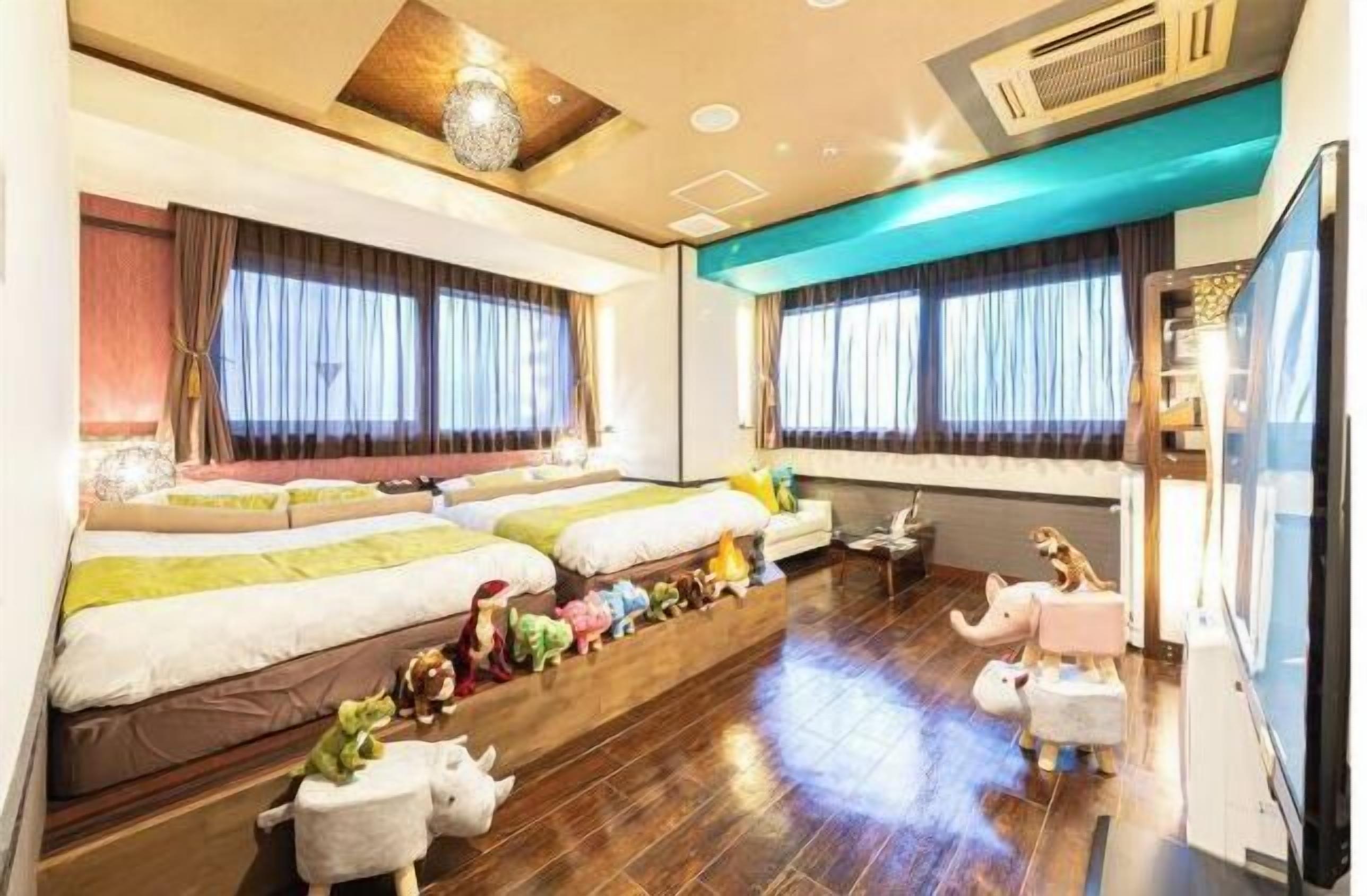 Donsdekens, een kluis op de kamer, een bureau, verduisterende gordijnen