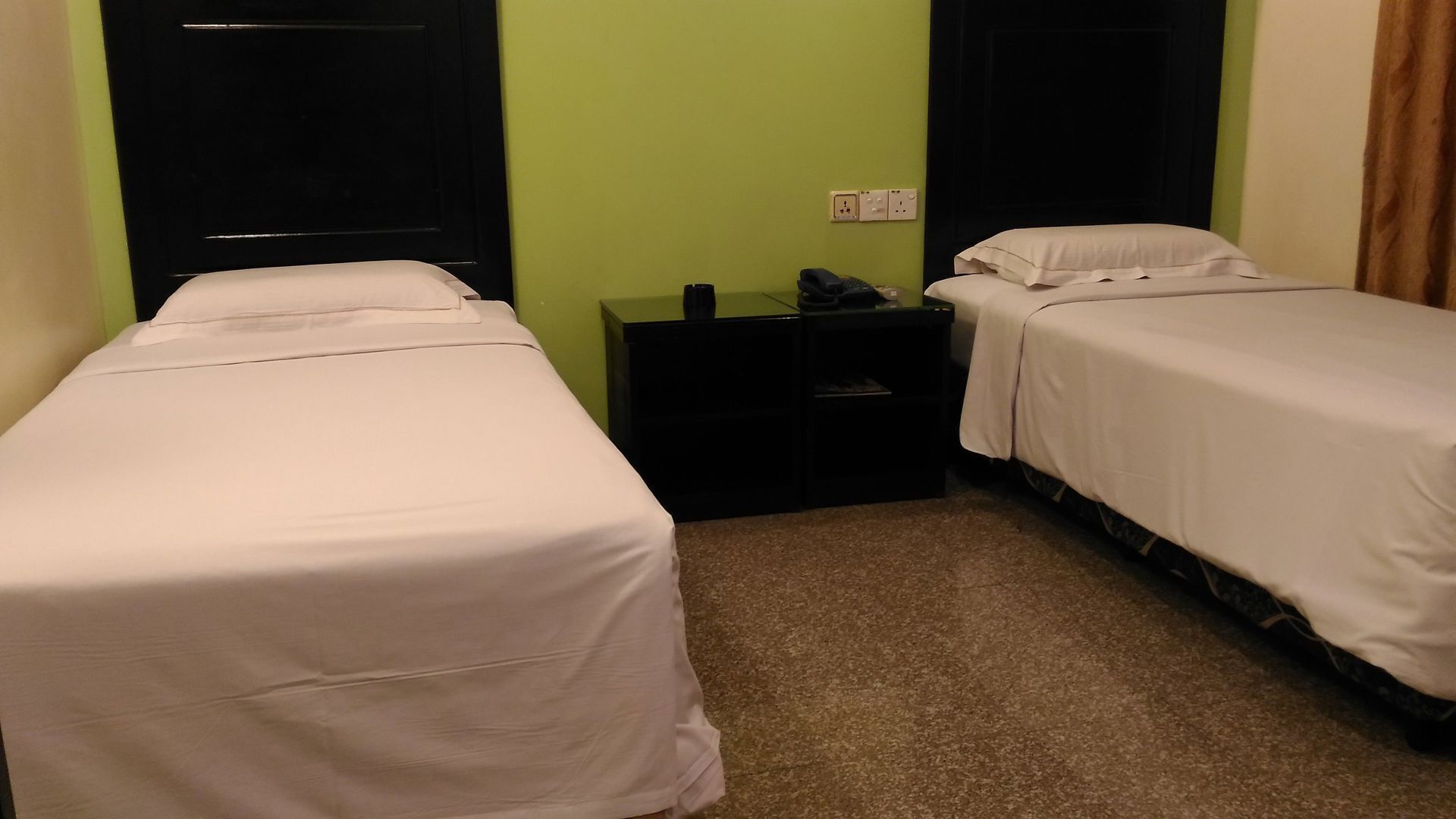 Escritorio, cortinas opacas, tabla de planchar con plancha y wifi gratis