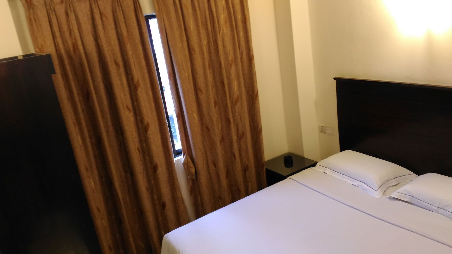 Escritorio, cortinas opacas, tabla de planchar con plancha y wifi gratis