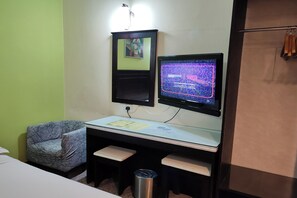 Een bureau, verduisterende gordijnen, een strijkplank/strijkijzer