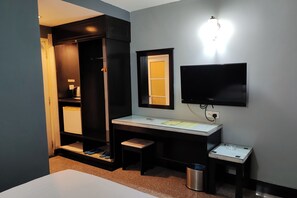 Bureau, rideaux occultants, fer et planche à repasser, Wi-Fi gratuit