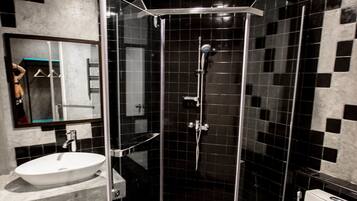 Chambre supérieure double, 1 lit double | Salle de bain | Douche, articles de toilette (gratuits), séchoir à cheveux