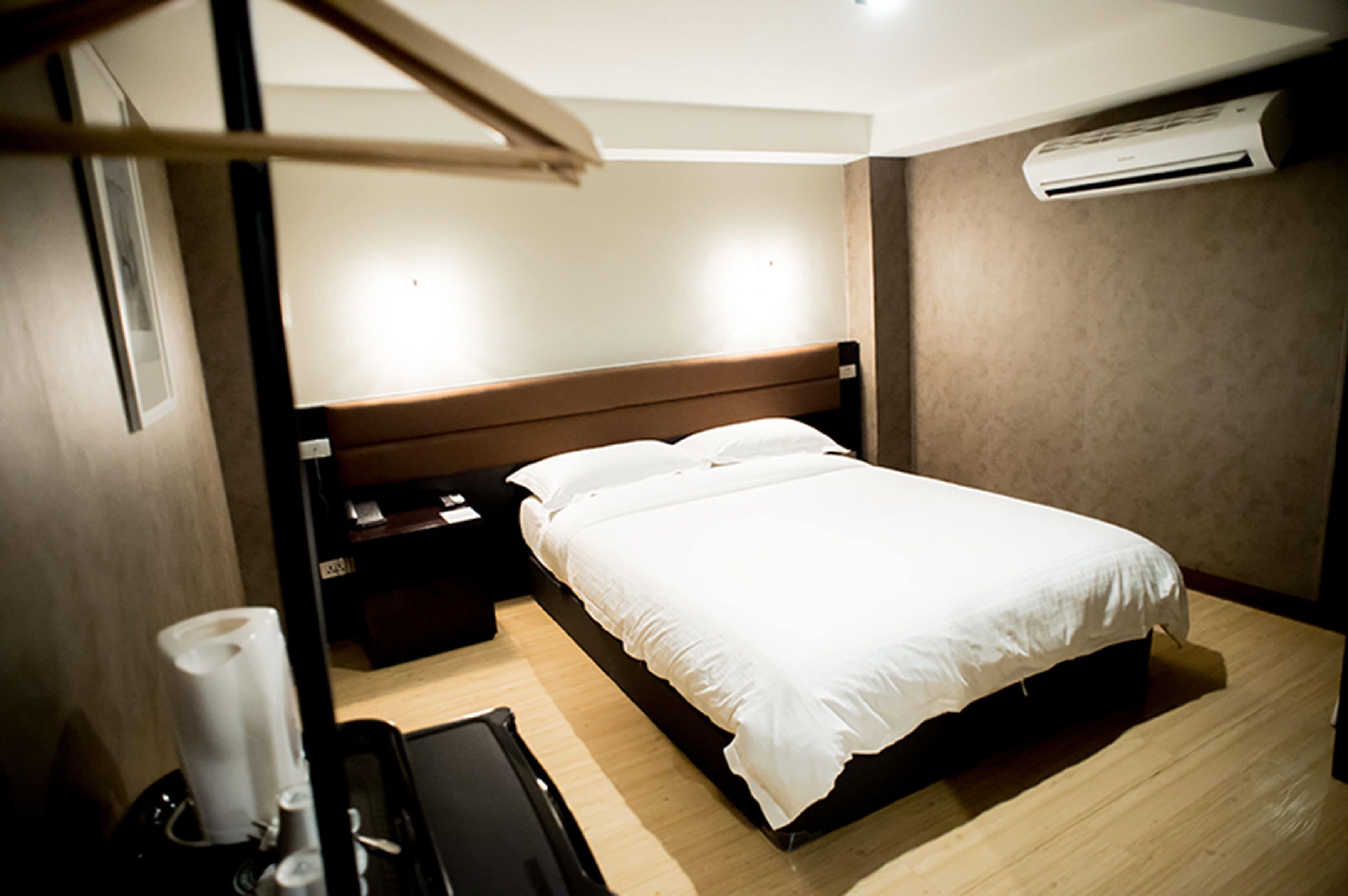 hypo-allergenic bedding, in-room safe, desk, blackout curtains