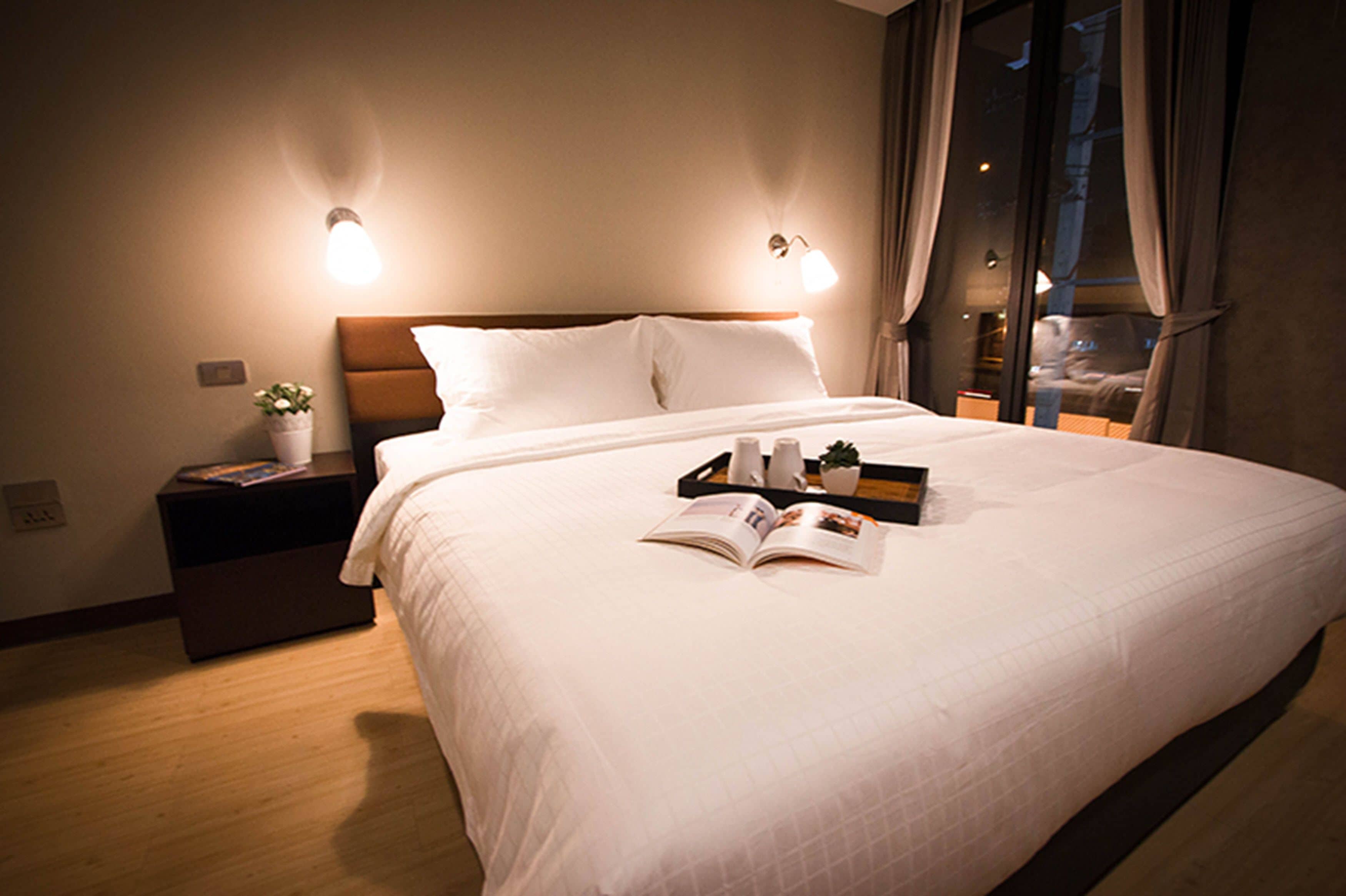 ملاءات للفراش لا تسبب الحساسية وخزنة داخل الغرفة ومكتب وستائر تعتيم