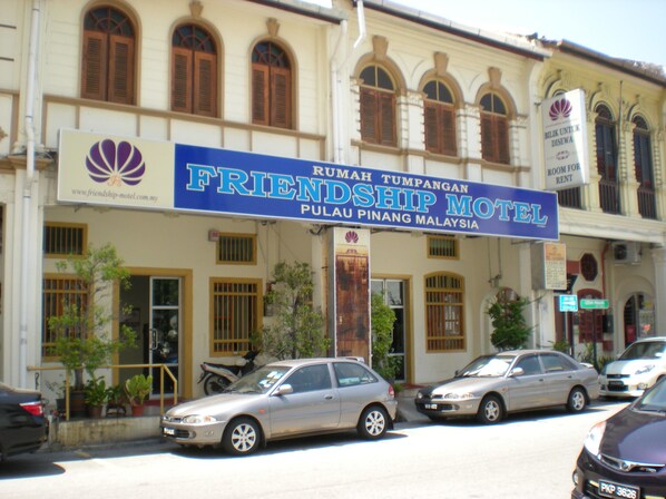 Un edificio con un cartel que anuncia el Motel Friendship.