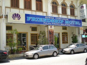 Letrero de MOTEL FRIENDSHIP con una dirección web y ubicación en Pulau Pinang, Malasia.