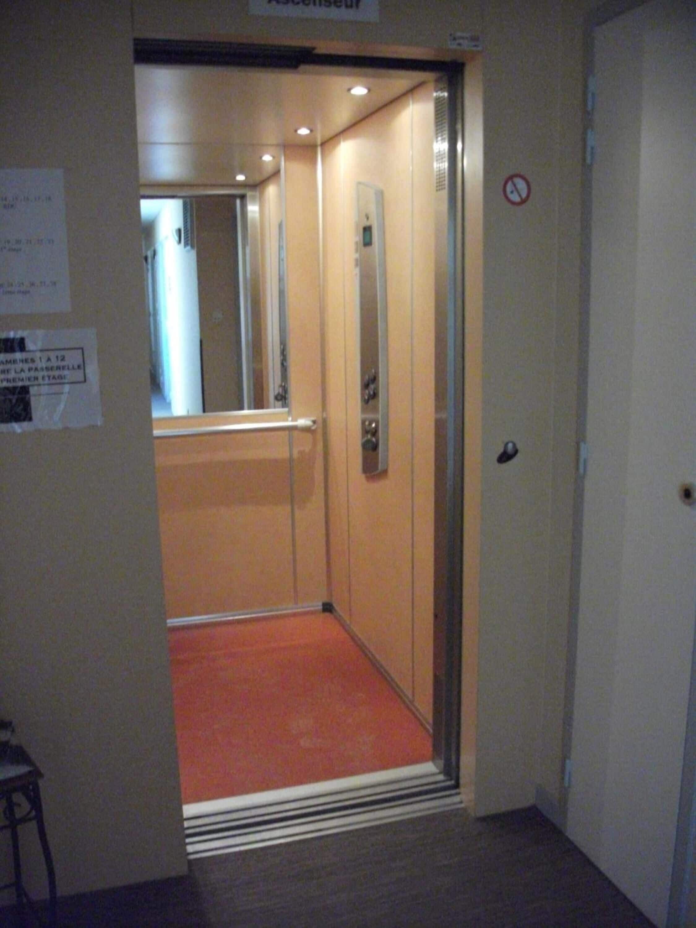 An elevator with a sign above it reading "Ascenseur".