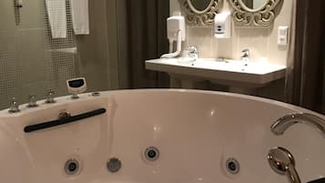 Articles de toilette gratuits, sèche-cheveux, serviettes fournies